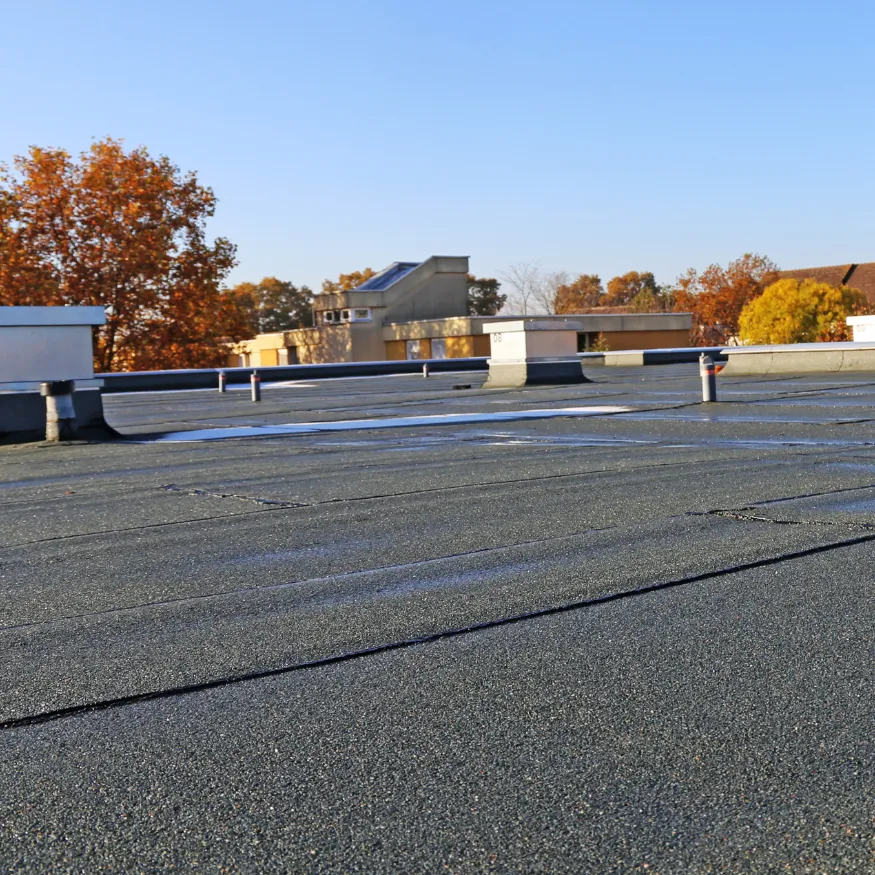 Installation de membrane EPDM sur toit plat