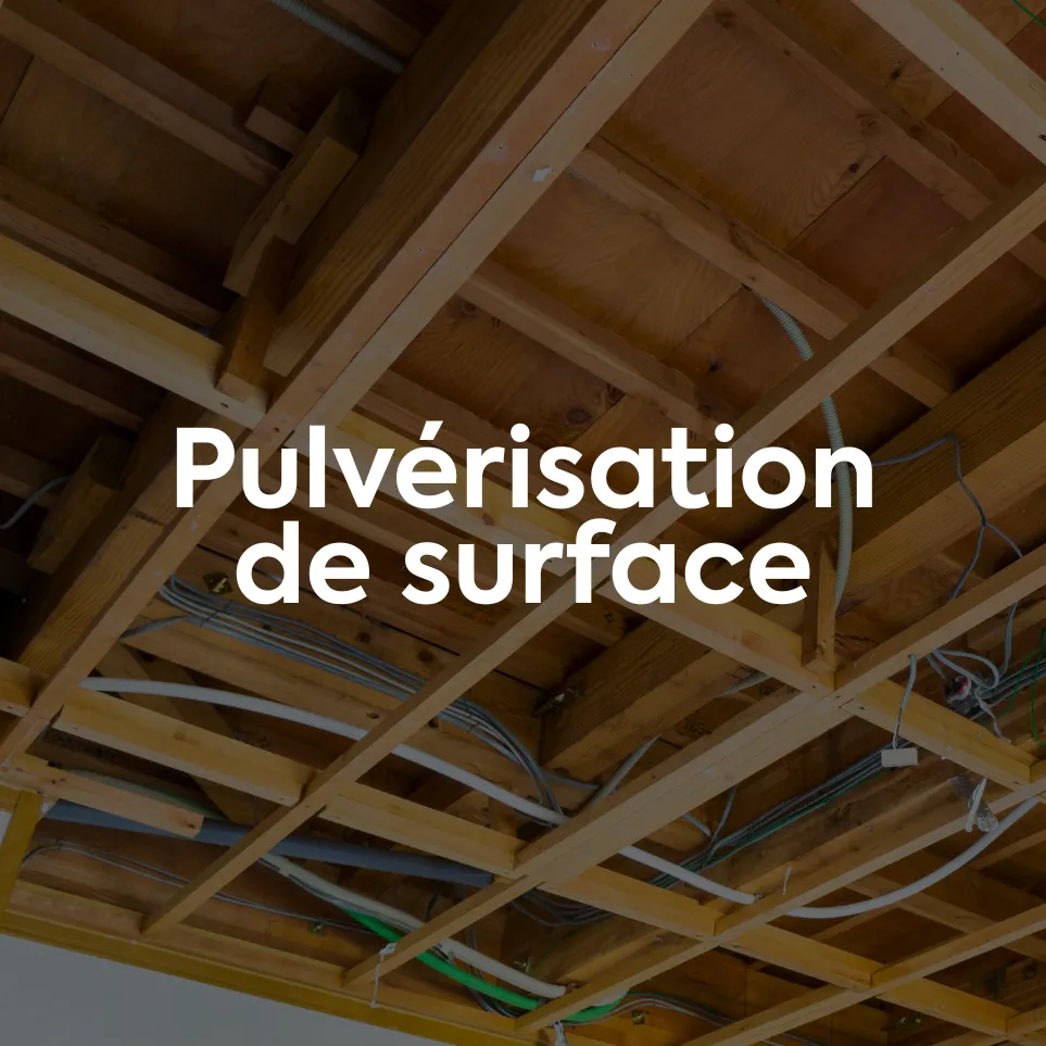 Pulvérisation de surface sur un toit à Orange